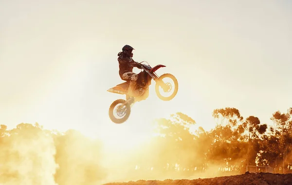 Ele está muito à frente. Um tiro de um motocross piloto no ar durante uma corrida. — Fotografia de Stock