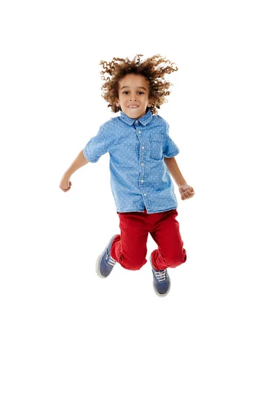 Saltar de alegria. Estúdio tiro de um menino bonito pulando de alegria contra um fundo branco. — Fotografia de Stock
