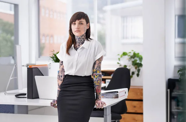 Είναι έτοιμη να ταράξει την εταιρική σκηνή. Μια νεαρή επιχειρηματίας με τατουάζ στο γραφείο της.. — Φωτογραφία Αρχείου