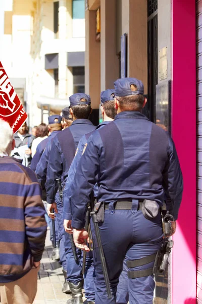 Police en place. Prise de vue arrière d'une ligne de police marchant dans une rue un jour de protestation. — Photo