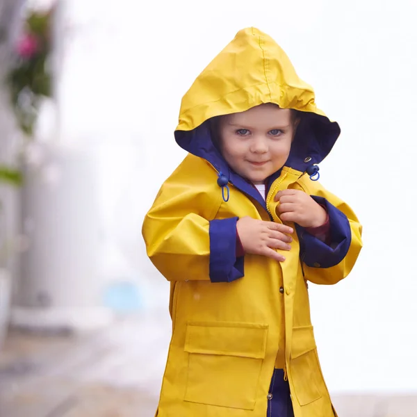 Ven a jugar bajo la lluvia. Un disparo de un niño jugando afuera bajo la lluvia. — Foto de Stock