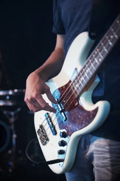 Der Leadgitarrist. Ausschnitt eines männlichen Gitarristen, der seine Gitarre spielt. — Stockfoto