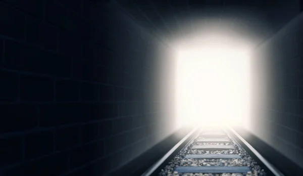어둠 속에서 빛으로. 어두운 터널에서 나오는 열차 선로 사진. — 스톡 사진