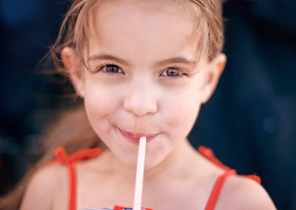 Mmm delicioso. Un trago de una niña bebiendo una bebida al aire libre. — Foto de Stock