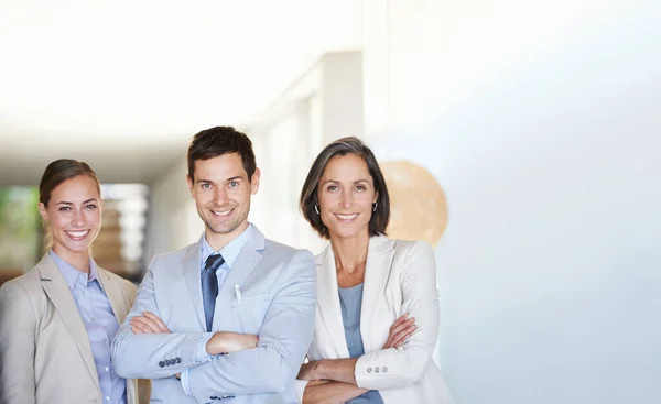 Vertrouwen wint altijd op het einde. Portret van drie succesvolle en gelukkige zakenmensen die samen staan. — Stockfoto