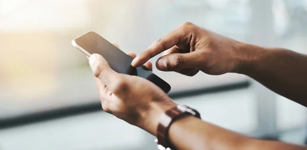 Reichen Sie sich aus und stellen Sie diese Verbindung her. Nahaufnahme eines Geschäftsmannes mit einem Handy. — Stockfoto