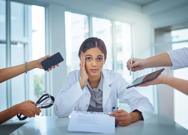 Es demasiado caótico para soportarlo. Retrato de una joven doctora que parece estresada en un ambiente de trabajo exigente. — Foto de Stock