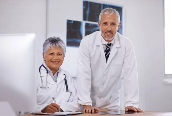 Consultar um colega para uma segunda opinião. Tiro de dois médicos trabalhando juntos em um hospital. — Fotografia de Stock