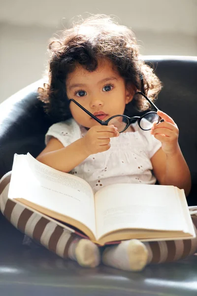 A aprender à medida que cresce. Tiro de uma menina bonita em casa. — Fotografia de Stock