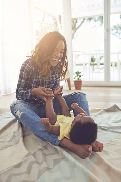 S'attacher à son bébé. Plan complet d'une jeune mère et de sa petite fille à la maison. — Photo