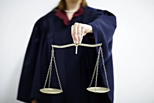 Весы правосудия. Концептуальное изображение судьи, держащего весы. — стоковое фото