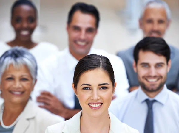 Yo doy el ejemplo. Retrato de una mujer de negocios sonriente rodeada por un grupo de sus colegas. —  Fotos de Stock