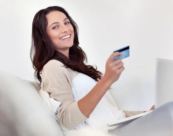 Alışverişe çok az kaldı. Laptop kullanırken kredi kartı tutan çekici bir kadının portresi.. — Stok fotoğraf