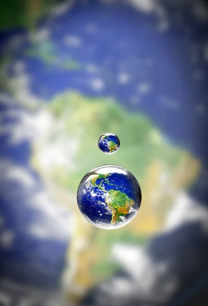 물은 지구의 생명의 원천입니다. 지구 위에 떠 있는 물방울을 가까이 서 찍은 사진. — 스톡 사진