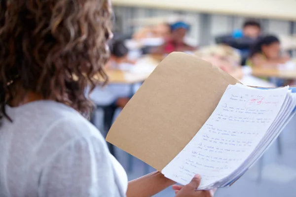 Připraveni oznámit známky. A přes rameno pohled na učitele čtení studentských značek. — Stock fotografie