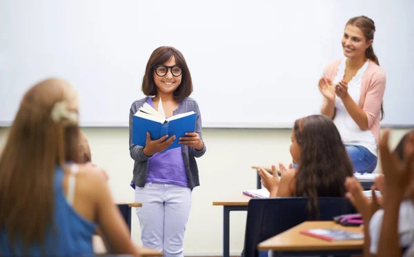 Lecture préparée. Une jeune fille qui fait de la lecture préparée au début de la classe. — Photo