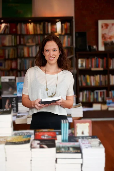 Looking for that perfect read. Portrait of a smiling woman browsing in a bookstore. — Stock Photo, Image