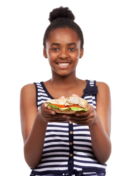 Хочу поділитися половиною. Портрет щасливої молодої афроамериканської дівчини, що тримає салатний бутерброд ізольовано на білому . — стокове фото