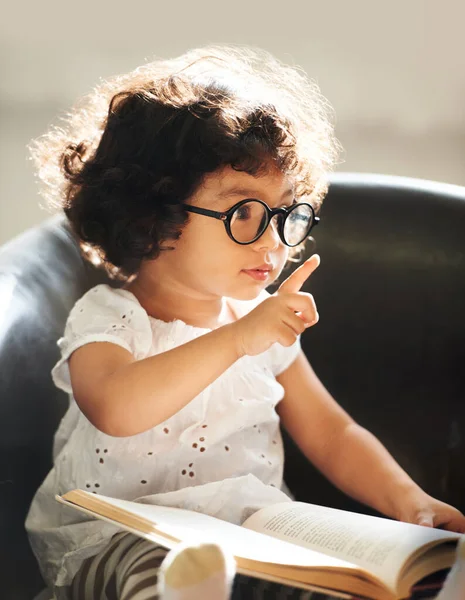 Apprendre en grandissant. Tourné d'une jolie petite fille à la maison. — Photo