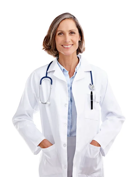 O médico vai recebê-lo agora. Retrato recortado de uma médica madura posando em estúdio. — Fotografia de Stock