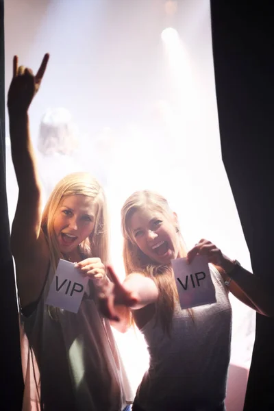 Les beautés des coulisses. Deux jeunes femmes dans les coulisses passent à un concert de musique. — Photo