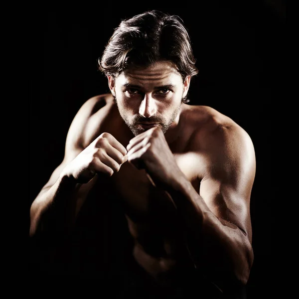 Podnieś pięści. Portret umięśnionego młodego boksera gotowego do walki. — Zdjęcie stockowe