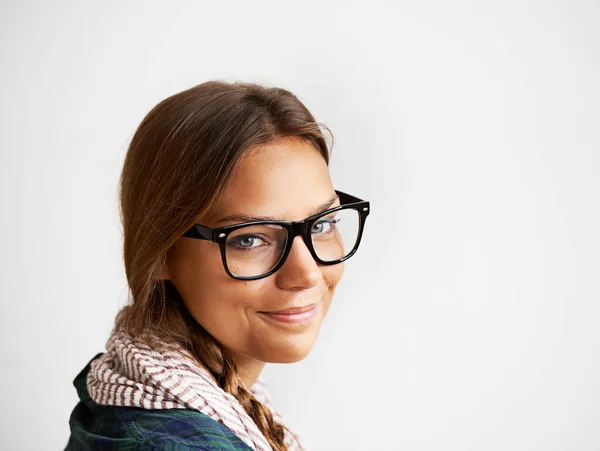 Ze heeft de trends naar beneden. Een jong hipster meisje in de studio. — Stockfoto