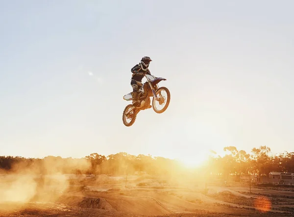 Dia terbang di udara. Sebuah tembakan dari pengendara motorcross di udara selama perlombaan. — Stok Foto