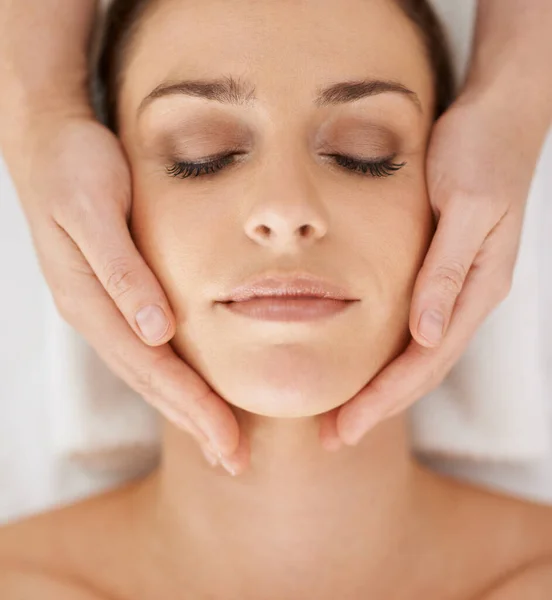 A libertar as semanas de stress. Tiro recortado de uma jovem mulher linda desfrutando de uma massagem. — Fotografia de Stock