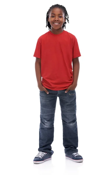 Стильный маленький чувак. Молодой африканский мальчик стоял с руками в карманах и улыбался в камеру.. — стоковое фото