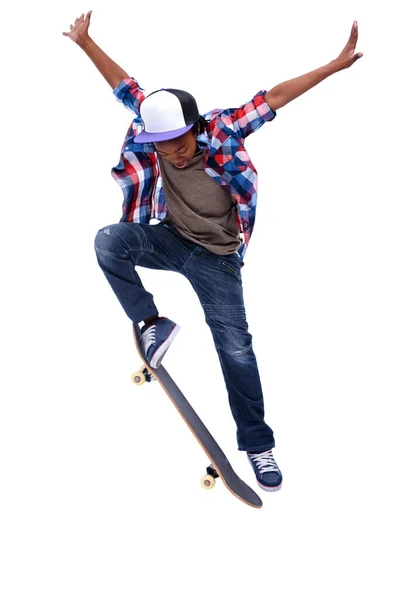 Geboren om aan boord te gaan. Een Afro-Amerikaanse jongen doet een truc op zijn skateboard. — Stockfoto