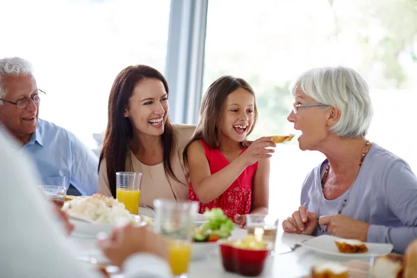 Az ételnek jobb íze van, ha a családdal eszed. Egy boldog, többgenerációs családról, akik együtt esznek.. — Stock Fotó
