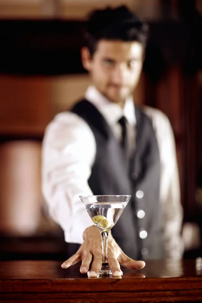 Para ti. Retrato de un joven camarero guapo mezclando un cóctel para un cliente. —  Fotos de Stock