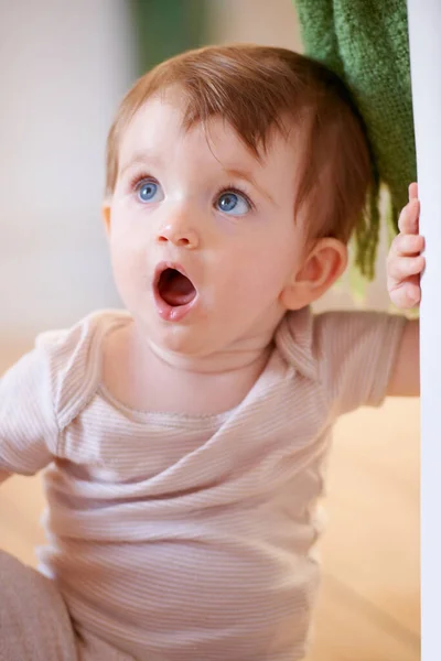 Sorprendido. Un adorable bebé que parece sorprendido. —  Fotos de Stock