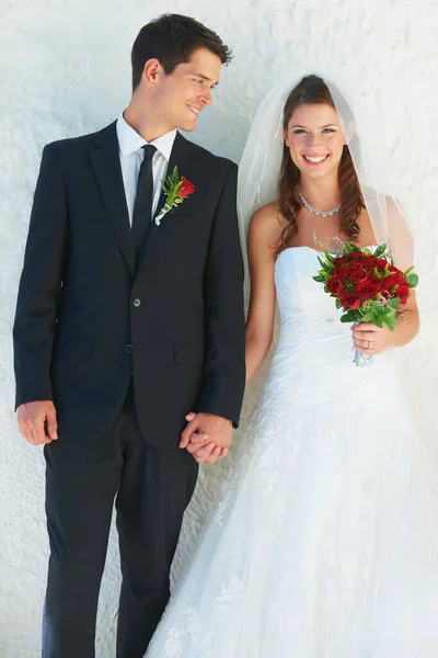 El amor de su vida. Retrato de una pareja recién casada sonriendo felizmente el día de su boda. Imagen de stock