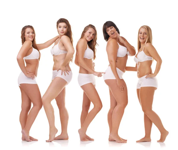 Kendine güveni tamamen doğal. Farklı vücut şekillerine sahip bir grup kadın iç çamaşırlarıyla tek başına beyazların üzerinde dikilirken.... — Stok fotoğraf