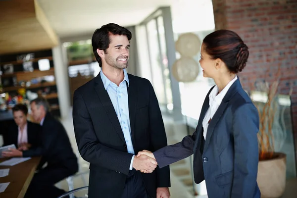 Es bueno conocerte por fin. Un hombre de negocios sonriente dándole la mano a un cliente. —  Fotos de Stock