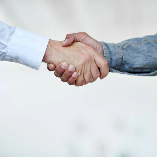 Conseguiste um acordo. Tiro cortado de dois empresários apertando as mãos. — Fotografia de Stock