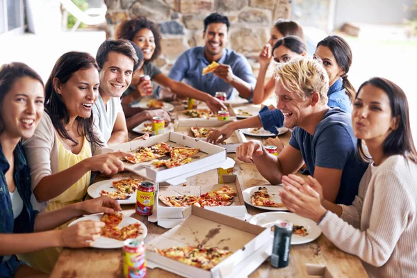 Час на вечірку для піци. Обрізаний знімок групи друзів, які насолоджуються піцою разом . — стокове фото