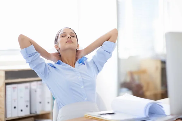 Estirar esos músculos tensos del cuello. Fotografía de una joven empresaria tomando un momento para relajarse en su escritorio. —  Fotos de Stock