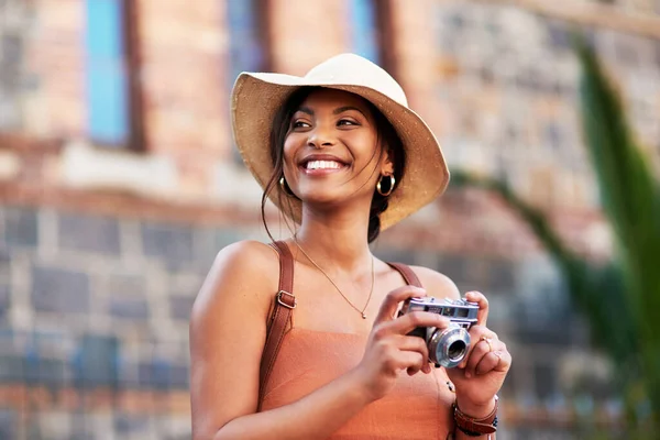 Kameras sind die besten Reisegefährten. Aufnahme einer attraktiven jungen Frau beim Fotografieren mit einer Kamera in einer fremden Stadt. — Stockfoto