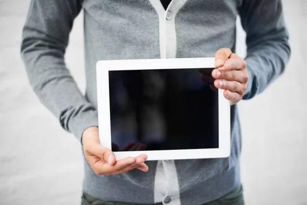 Les presento... Imagen recortada de un nerd sosteniendo una tableta digital. — Foto de Stock