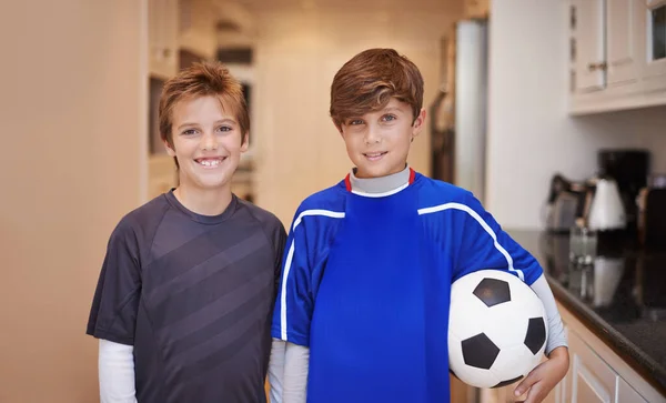 I ragazzi saranno ragazzi. Colpo di due ragazzi con un pallone da calcio. — Foto Stock