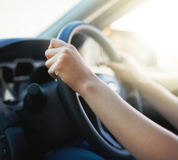 En route vers sa destination. Plan rapproché d'une femme tenant un volant en conduisant. — Photo