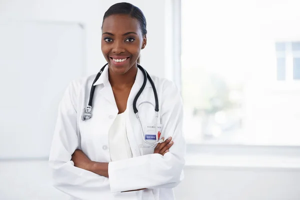 Медицина - це її життя. Портрет жінки-лікаря, що стоїть у кімнаті з схрещеними руками . — стокове фото
