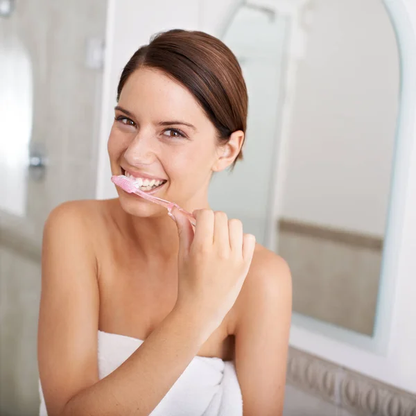 Se trata de higiene dental. Una hermosa joven morena cepillándose los dientes por la mañana. —  Fotos de Stock