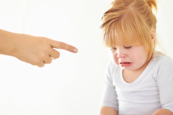 Discipline - Det är aldrig roligt.. En söt liten flicka gråter medan hennes mamma pekar på henne. — Stockfoto