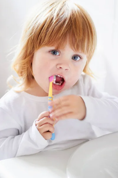 Higiene dentária em tenra idade. Retrato de um bebê bonito escovando os dentes. — Fotografia de Stock