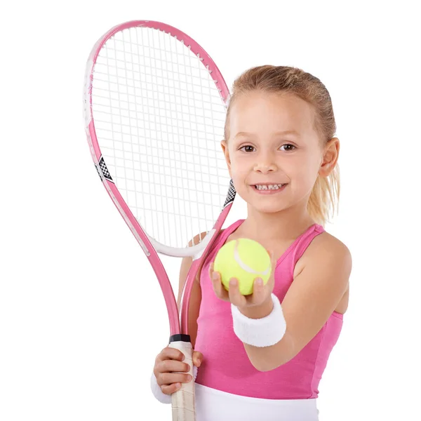 Ze heeft een passie voor tennis. Portret van een schattig klein meisje in tenniskleding. — Stockfoto