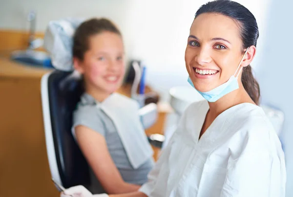 我总是尽量让我的病人放松。女牙医和牙医办公室儿童的画像. — 图库照片